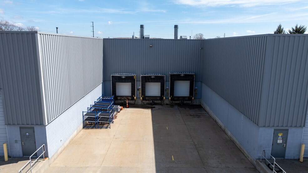 More Photos Of 4200 N Atlantic Blvd, Auburn Hills Manufacturing For Lease