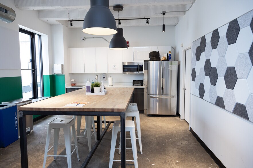 More Photos Of 1212 N Ashland Ave, Chicago Office For Lease