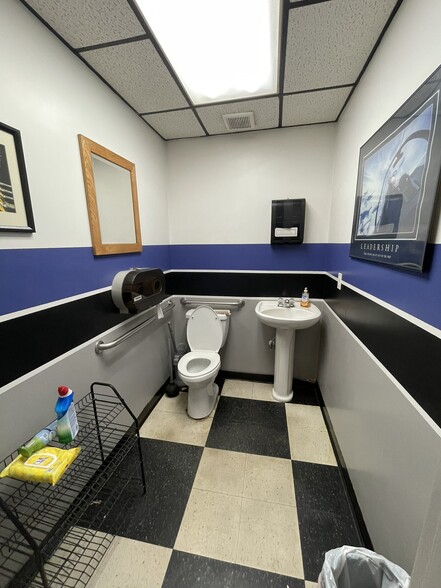 More Photos Of 8621 Fairview Rd, Charlotte Unknown For Lease