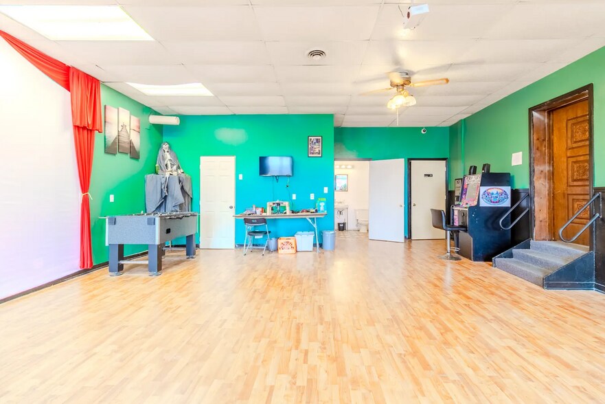 More Photos Of 212 S 4th St, Jeannette General Retail For Lease