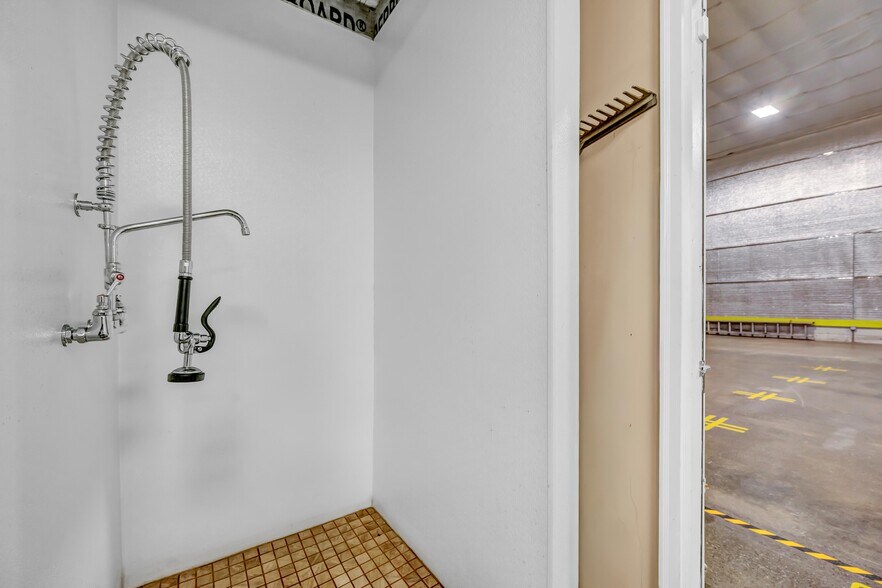 More Photos Of 2391 S Main St, Waterbury Showroom For Sale