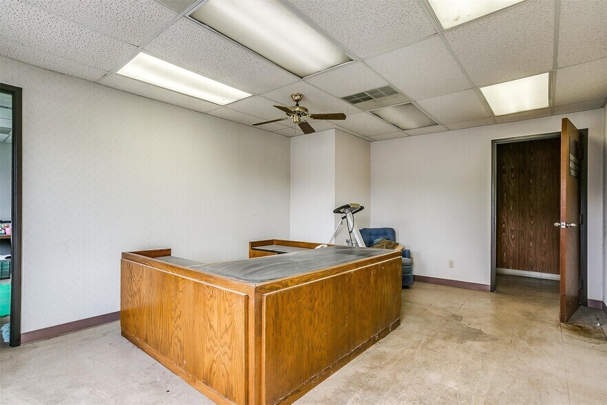 More Photos Of 117 W Rock Island Ave, Boyd Light Manufacturing For Lease