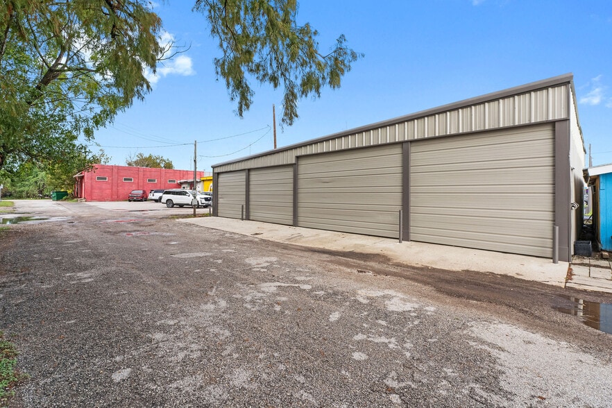 More Photos Of 107 N Danville St, Willis Showroom For Lease