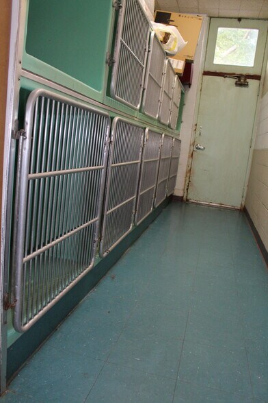 More Photos Of 112 Barclay Ave, Wa Keeney Veterinarian Kennel For Sale
