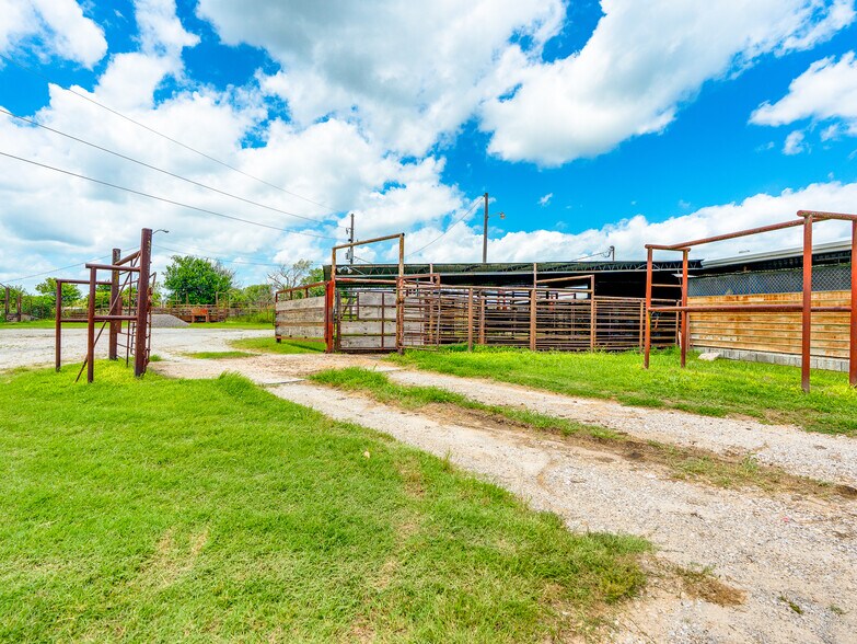 More Photos Of 1853 S Broadway St, Coalgate Flex For Sale