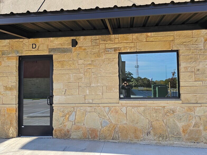 More Photos Of 720 S Bell Blvd, Cedar Park Warehouse For Lease