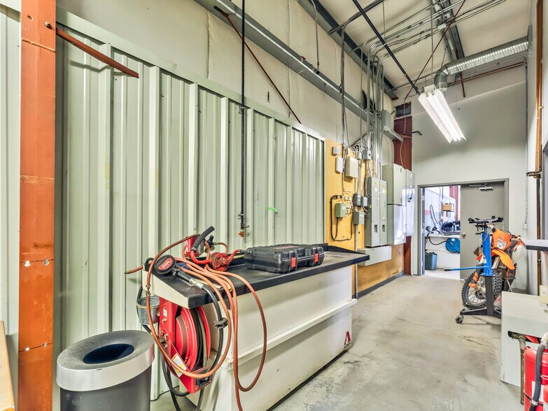 More Photos Of 1276 Trans Canada Way SE, Medicine Hat Showroom For Sale