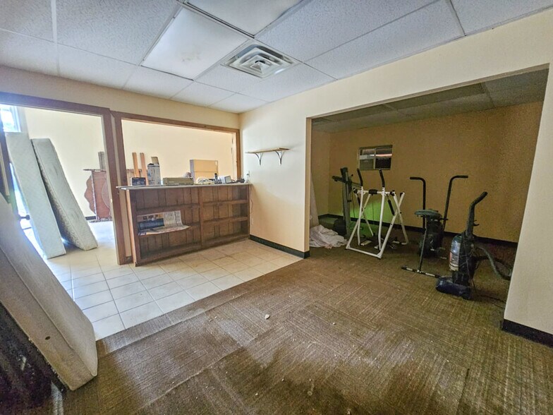 More Photos Of 1420 E Palestine Ave, Palestine Flex For Sale