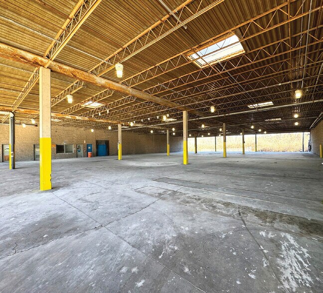 More Photos Of 2646 Metro Blvd, Maryland Heights Distribution For Lease