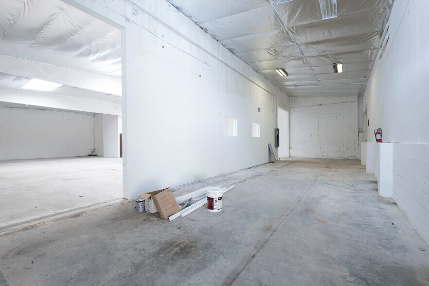 More Photos Of 2703 Southwest Dr, Los Angeles Warehouse For Lease