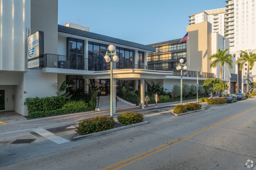 More Photos Of 1925 Harrison St, Hollywood Hotel For Lease