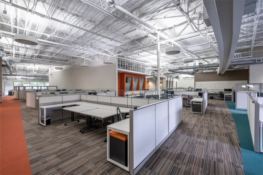 More Photos Of 5923 Peachtree Industrial Blvd, Peachtree Corners Light Distribution For Lease