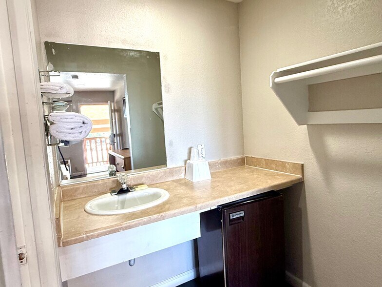 More Photos Of 430 W Palmdale Blvd, Palmdale Hotel For Sale