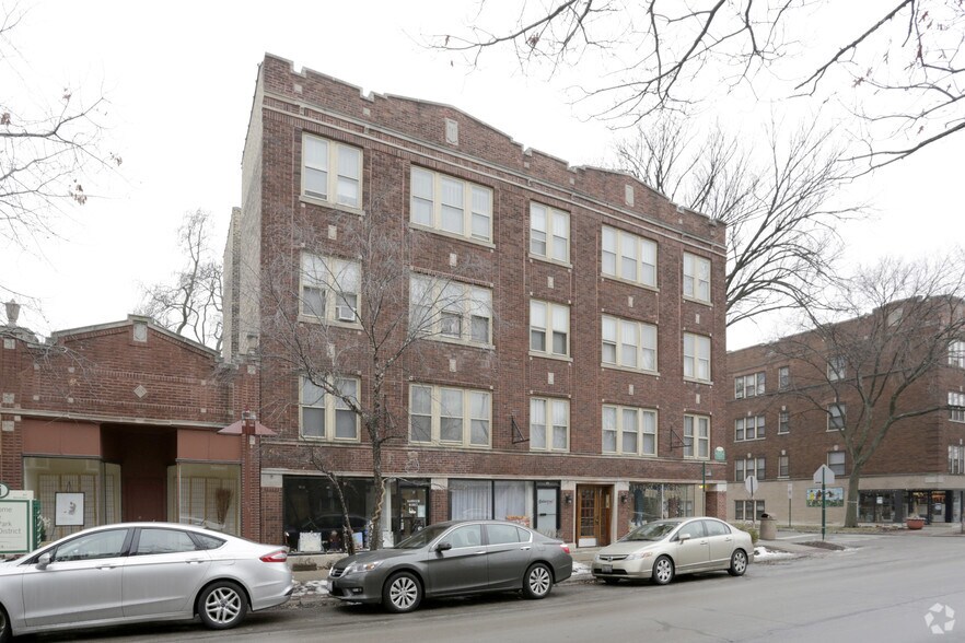 More Photos Of 17 Harrison St, Oak Park Apartments For Lease