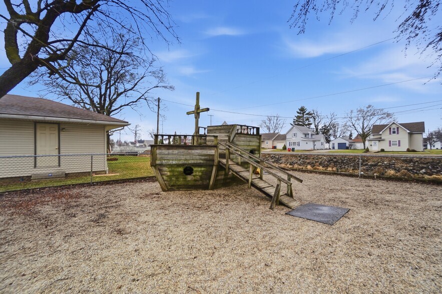 More Photos Of 213 N Broadway St, Spencerville Flex For Sale