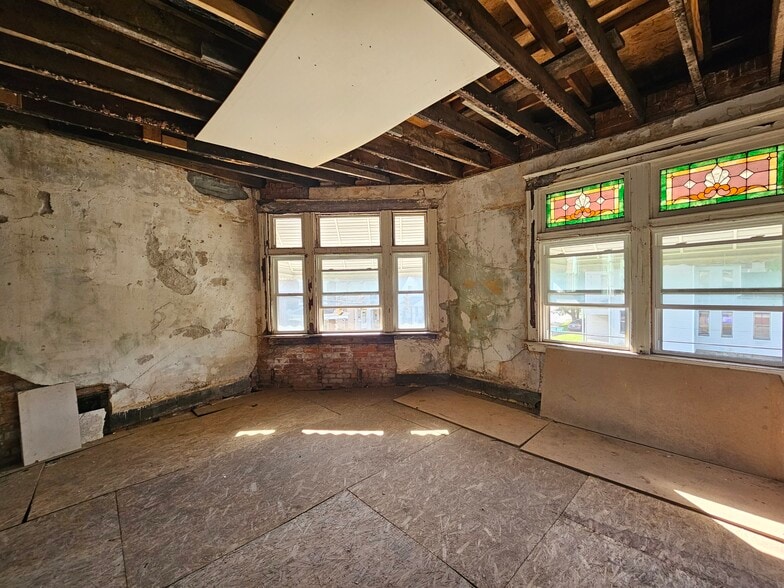 More Photos Of 5700 Highland Ave, Cincinnati Storefront Retail Residential For Sale