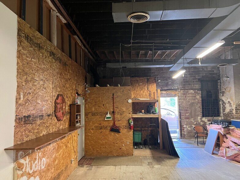 More Photos Of 300 E Broadway Blvd, Johnston City Specialty For Sale