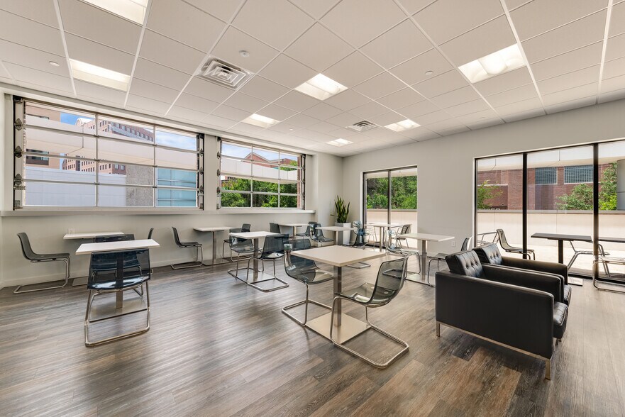 More Photos Of 3232 McKinney Ave, Dallas Office For Lease