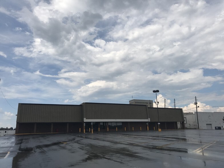 More Photos Of 800 Noble St, Anniston Freestanding For Lease