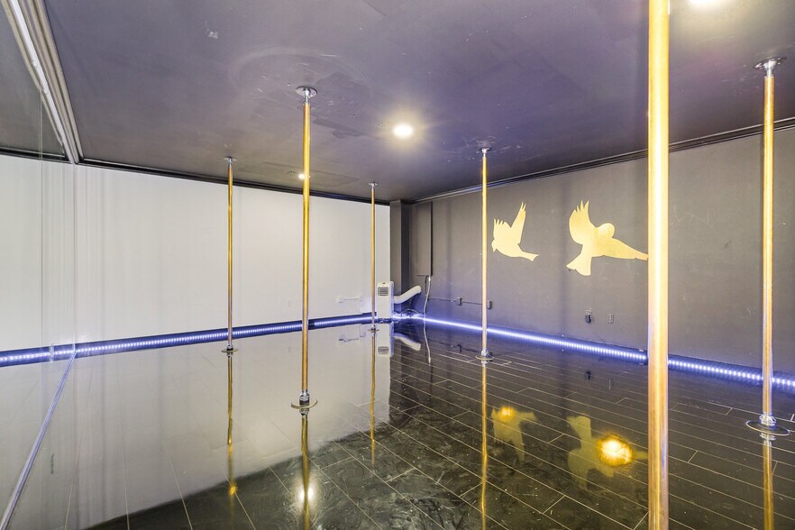 More Photos Of 100 Industrial Dr, Fredericksburg Showroom For Sale