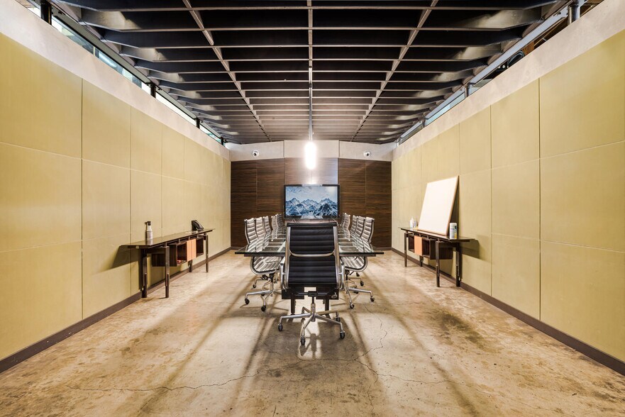 More Photos Of 2210 Broadway, Santa Monica Loft Creative Space For Lease