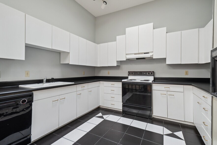 More Photos Of 626-632 Sycamore St, Waterloo Storefront Retail Office For Sale