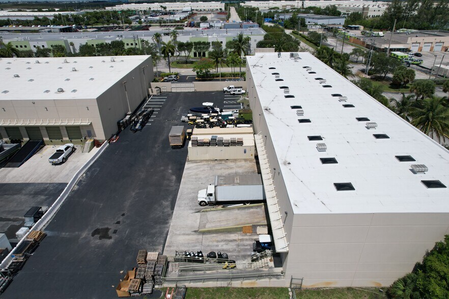 More Photos Of 7999 NW 81st Pl, Medley Warehouse For Lease