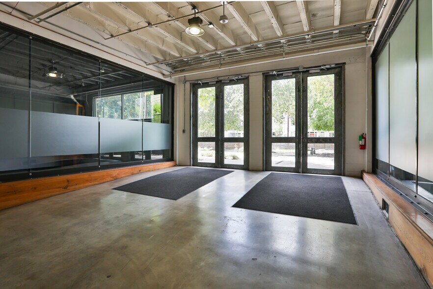 More Photos Of 816 Camaron St, San Antonio Office For Sale