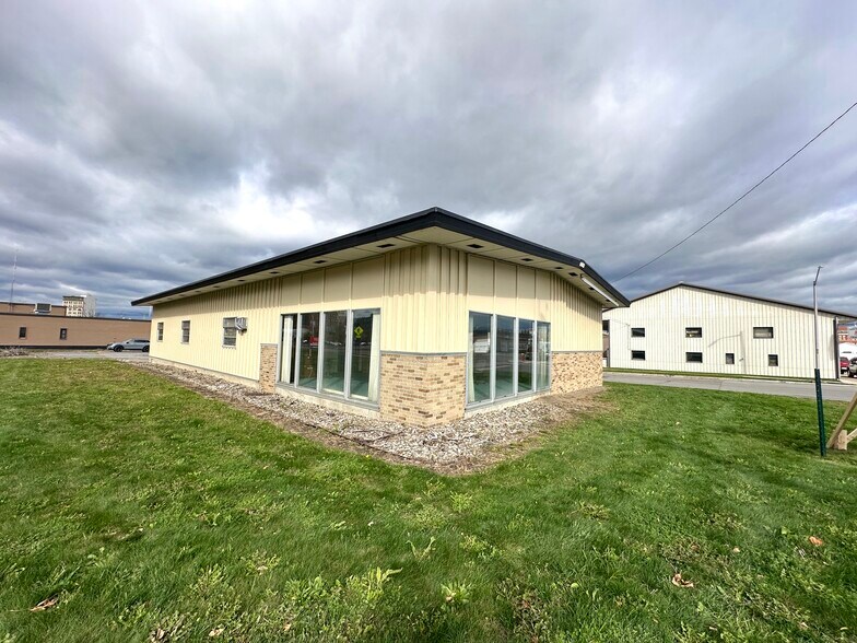 Primary Photo Of 430 Catherine St, Utica Light Distribution For Sale