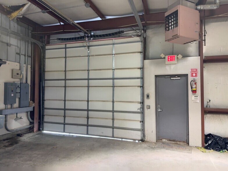 Primary Photo Of 327 Ashland Rd, Mansfield Showroom For Lease