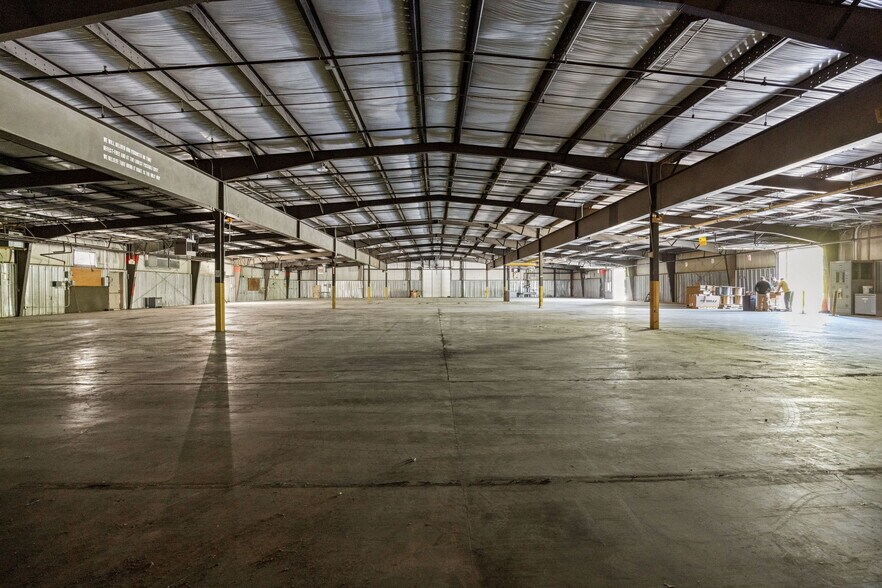 More Photos Of 2000 S Delphine Ave, Lyndhurst Warehouse For Lease