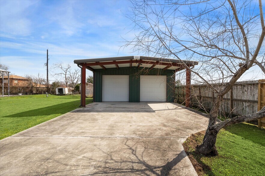 More Photos Of 3733 Rest Home Rd, Pearland Flex For Sale