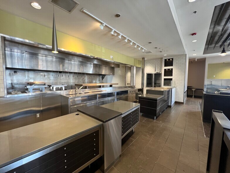 More Photos Of 14025 W Colfax Dr, Lakewood Freestanding For Lease