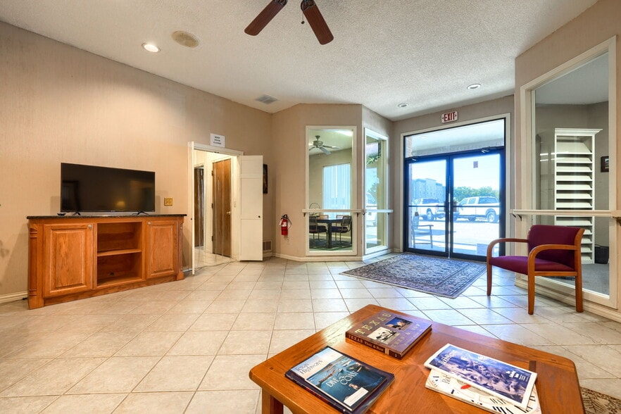 More Photos Of 6812 Avenue K, Plano Flex For Lease