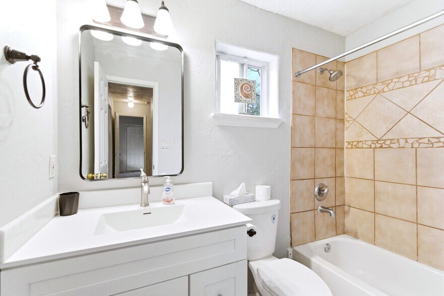 More Photos Of 615 Keleher Ave NW, Albuquerque Flex For Sale