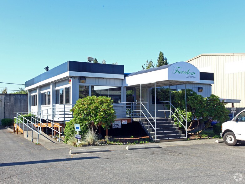 More Photos Of 12001 Aurora Ave N, Seattle Freestanding For Lease