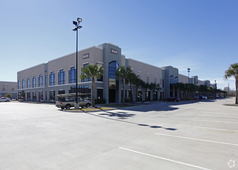 More Photos Of 9310 Kirby Dr, Houston Research And Development For Lease