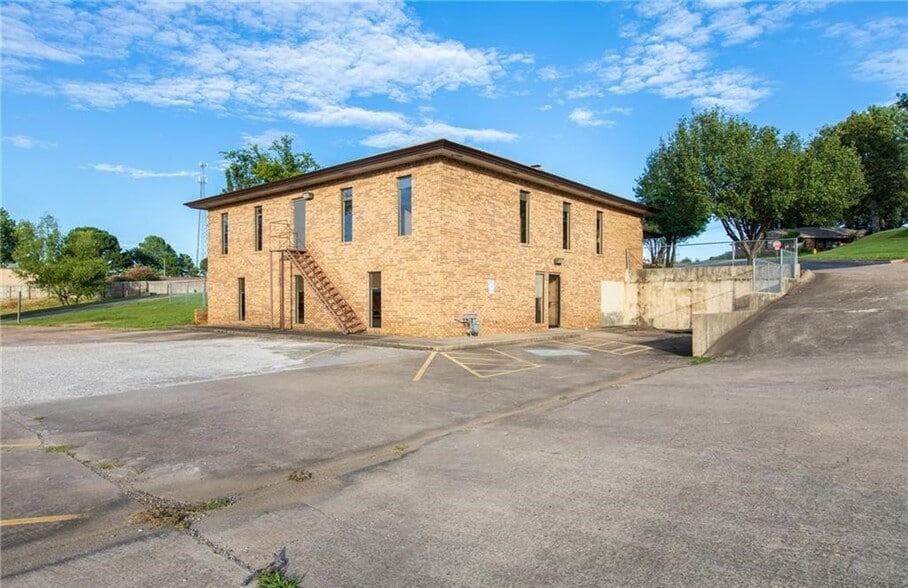 More Photos Of 302 Pointer Trl W, Van Buren Office For Sale