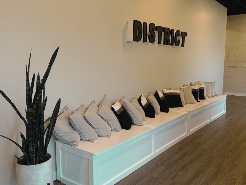 More Photos Of 201 W Hydraulic St, Yorkville Office For Lease