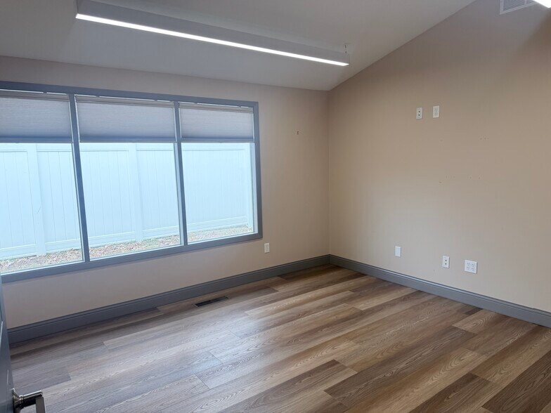 More Photos Of 700 N River Dr, Kankakee Office For Sale