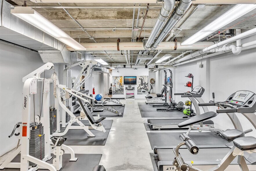 More Photos Of 8101 Biscayne Blvd, Miami Office For Sale