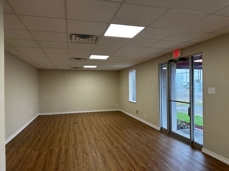 More Photos Of 810 E Main Ave, Robstown Office For Sale