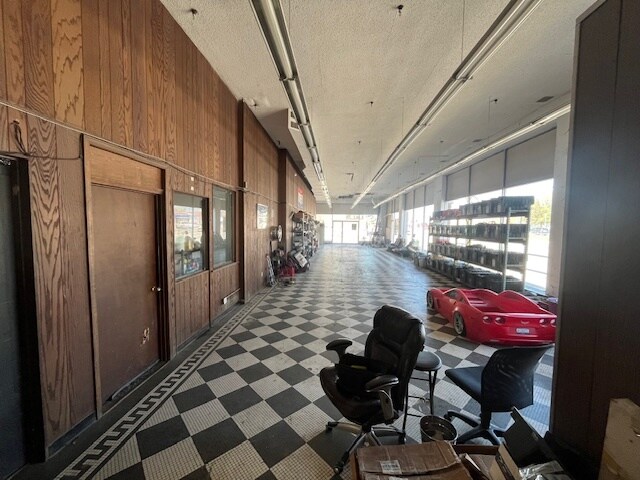 More Photos Of 10401 E US Highway 24, Independence Flex For Sale