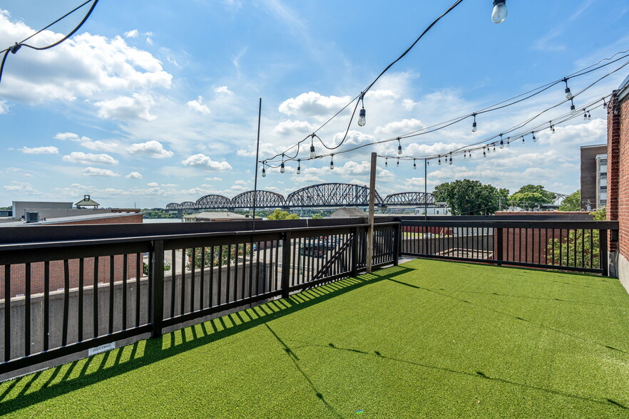 More Photos Of 134 Spring St, Jeffersonville Bar For Sale