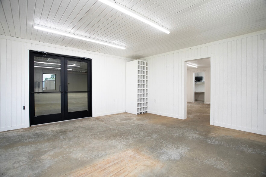More Photos Of 15503 TX-110, Whitehouse Warehouse For Lease