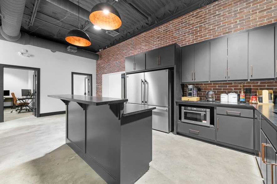 More Photos Of 9312 E US Highway 24, Independence Warehouse For Lease