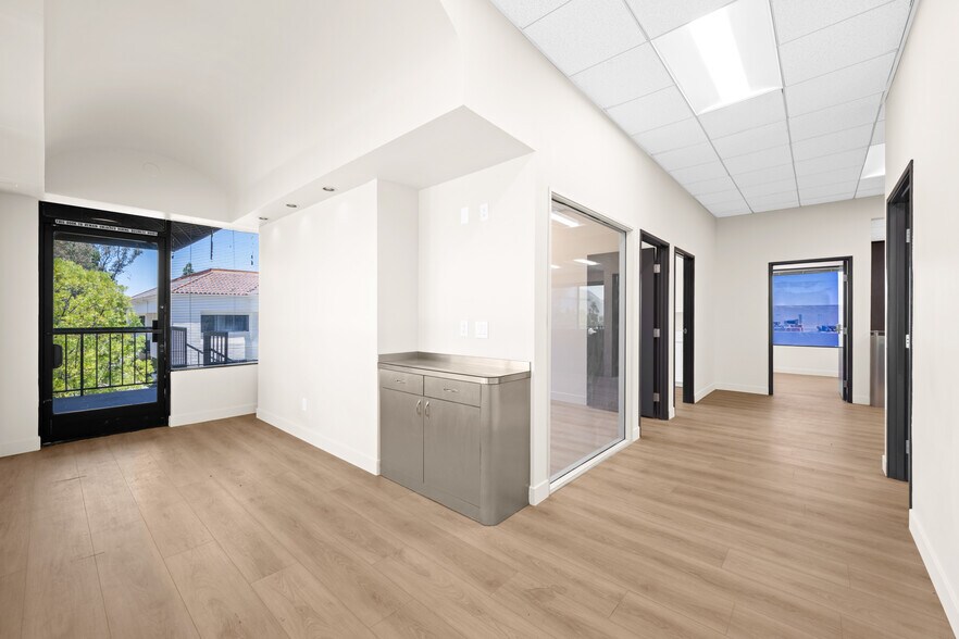 More Photos Of 24011 Ventura Blvd, Calabasas Medical For Lease