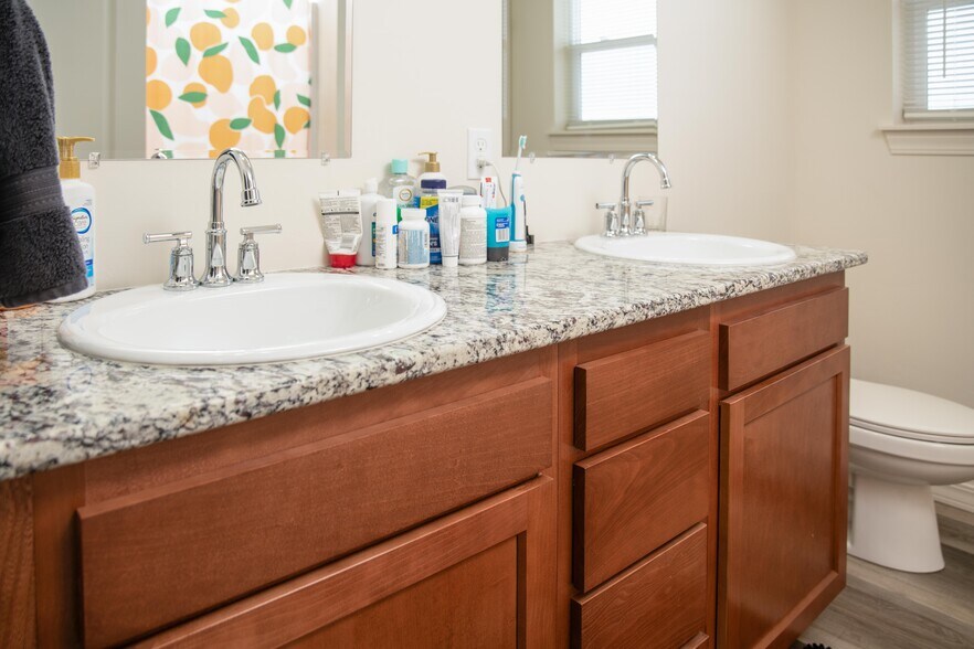 More Photos Of 708-724 Cedar Creek Ave, Montrose Apartments For Sale