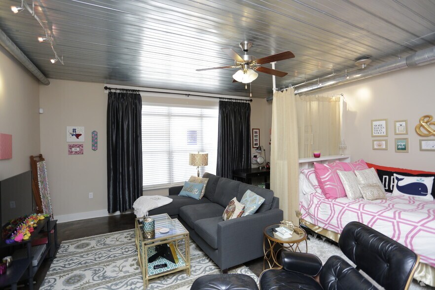 More Photos Of 901 New Hampshire St, Lawrence Apartments For Lease