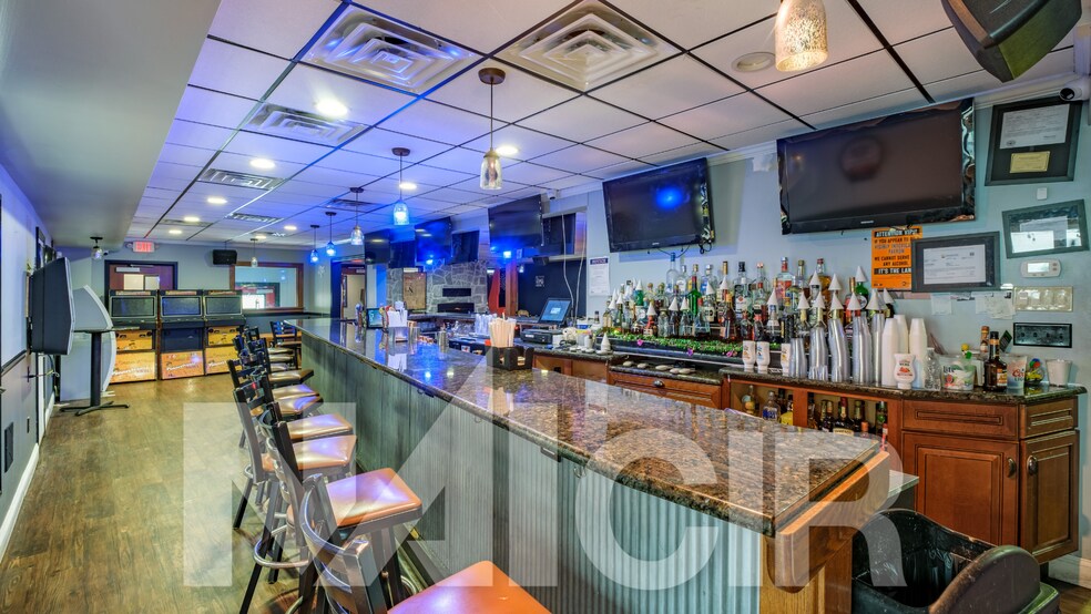 More Photos Of 15 Mill St, Middletown General Retail For Sale